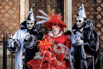 La sfilata dei costumi del Carnevale di Venezia 2026 davanti alla chiesa di San Zaccaria.