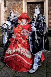 La sfilata dei costumi del Carnevale di Venezia 2026 davanti alla chiesa di San Zaccaria.