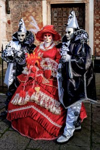 La sfilata dei costumi del Carnevale di Venezia 2026 davanti alla chiesa di San Zaccaria.