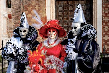 La sfilata dei costumi del Carnevale di Venezia 2026 davanti alla chiesa di San Zaccaria.