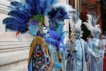 La sfilata dei costumi del Carnevale di Venezia 2026 davanti alla chiesa di San Zaccaria.
