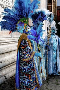La sfilata dei costumi del Carnevale di Venezia 2026 davanti alla chiesa di San Zaccaria.