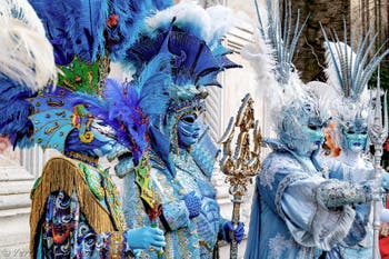 La sfilata dei costumi del Carnevale di Venezia 2026 davanti alla chiesa di San Zaccaria.