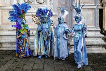La sfilata dei costumi del Carnevale di Venezia 2026 davanti alla chiesa di San Zaccaria.