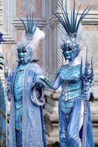 La sfilata dei costumi del Carnevale di Venezia 2026 davanti alla chiesa di San Zaccaria.