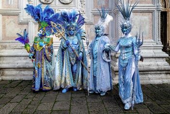 La sfilata dei costumi del Carnevale di Venezia 2026 davanti alla chiesa di San Zaccaria.