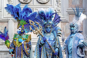 La sfilata dei costumi del Carnevale di Venezia 2026 davanti alla chiesa di San Zaccaria.