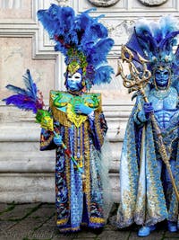 La sfilata dei costumi del Carnevale di Venezia 2026 davanti alla chiesa di San Zaccaria.