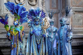 La sfilata dei costumi del Carnevale di Venezia 2026 davanti alla chiesa di San Zaccaria.