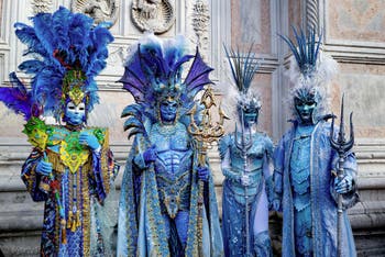 La sfilata dei costumi del Carnevale di Venezia 2026 davanti alla chiesa di San Zaccaria.