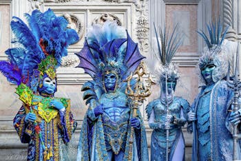 La sfilata dei costumi del Carnevale di Venezia 2026 davanti alla chiesa di San Zaccaria.