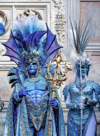 La sfilata dei costumi del Carnevale di Venezia 2026 davanti alla chiesa di San Zaccaria.