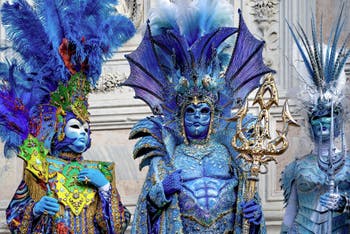 La sfilata dei costumi del Carnevale di Venezia 2026 davanti alla chiesa di San Zaccaria.