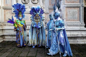 La sfilata dei costumi del Carnevale di Venezia 2026 davanti alla chiesa di San Zaccaria.