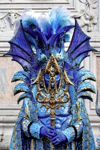 La sfilata dei costumi del Carnevale di Venezia 2026 davanti alla chiesa di San Zaccaria.