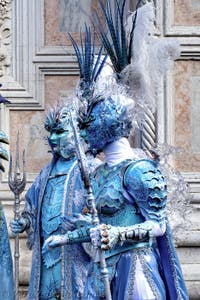 La sfilata dei costumi del Carnevale di Venezia 2026 davanti alla chiesa di San Zaccaria.