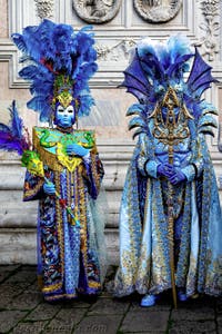 La sfilata dei costumi del Carnevale di Venezia 2026 davanti alla chiesa di San Zaccaria.