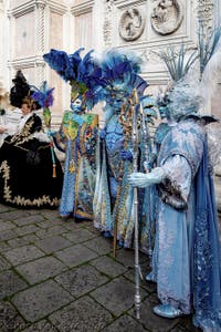 La sfilata dei costumi del Carnevale di Venezia 2026 davanti alla chiesa di San Zaccaria.