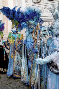 La sfilata dei costumi del Carnevale di Venezia 2026 davanti alla chiesa di San Zaccaria.