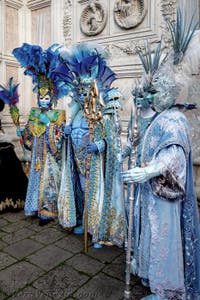 La sfilata dei costumi del Carnevale di Venezia 2026 davanti alla chiesa di San Zaccaria.