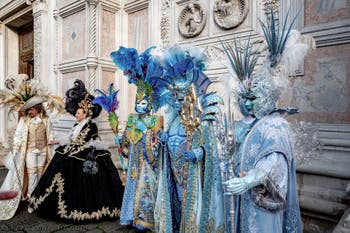 La sfilata dei costumi del Carnevale di Venezia 2026 davanti alla chiesa di San Zaccaria.