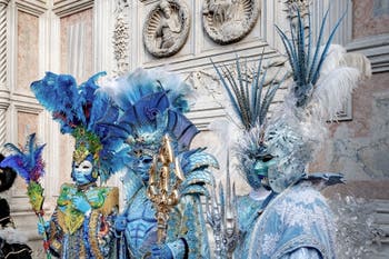 La sfilata dei costumi del Carnevale di Venezia 2026 davanti alla chiesa di San Zaccaria.