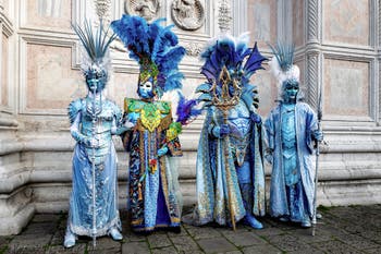 La sfilata dei costumi del Carnevale di Venezia 2026 davanti alla chiesa di San Zaccaria.
