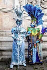La sfilata dei costumi del Carnevale di Venezia 2026 davanti alla chiesa di San Zaccaria.