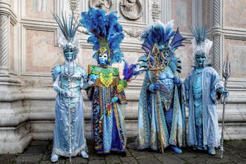 La sfilata dei costumi del Carnevale di Venezia 2026 davanti alla chiesa di San Zaccaria.