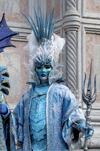 La sfilata dei costumi del Carnevale di Venezia 2026 davanti alla chiesa di San Zaccaria.