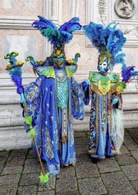 La sfilata dei costumi del Carnevale di Venezia 2026 davanti alla chiesa di San Zaccaria.