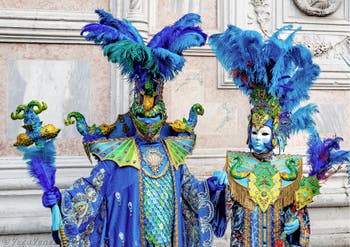 La sfilata dei costumi del Carnevale di Venezia 2026 davanti alla chiesa di San Zaccaria.