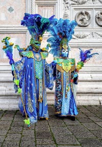 La sfilata dei costumi del Carnevale di Venezia 2026 davanti alla chiesa di San Zaccaria.