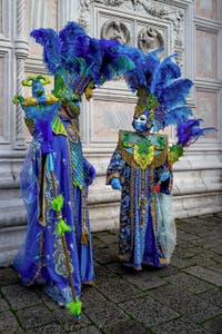 La sfilata dei costumi del Carnevale di Venezia 2026 davanti alla chiesa di San Zaccaria.