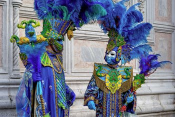 La sfilata dei costumi del Carnevale di Venezia 2026 davanti alla chiesa di San Zaccaria.
