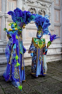 La sfilata dei costumi del Carnevale di Venezia 2026 davanti alla chiesa di San Zaccaria.