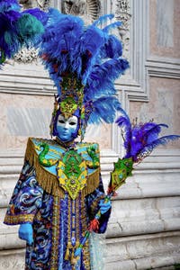 La sfilata dei costumi del Carnevale di Venezia 2026 davanti alla chiesa di San Zaccaria.