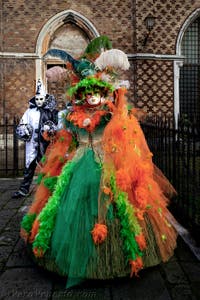 La sfilata dei costumi del Carnevale di Venezia 2026 davanti alla chiesa di San Zaccaria.
