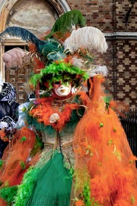La sfilata dei costumi del Carnevale di Venezia 2026 davanti alla chiesa di San Zaccaria.