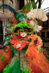 La sfilata dei costumi del Carnevale di Venezia 2026 davanti alla chiesa di San Zaccaria.