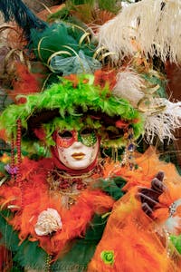 La sfilata dei costumi del Carnevale di Venezia 2026 davanti alla chiesa di San Zaccaria.