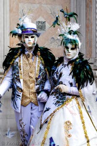 La sfilata dei costumi del Carnevale di Venezia 2026 davanti alla chiesa di San Zaccaria.