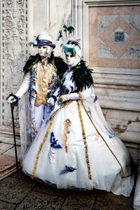 La sfilata dei costumi del Carnevale di Venezia 2026 davanti alla chiesa di San Zaccaria.
