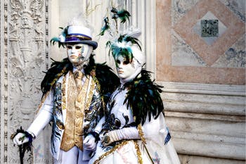 La sfilata dei costumi del Carnevale di Venezia 2026 davanti alla chiesa di San Zaccaria.