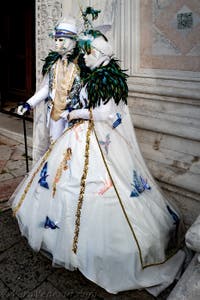 La sfilata dei costumi del Carnevale di Venezia 2026 davanti alla chiesa di San Zaccaria.