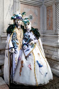 La sfilata dei costumi del Carnevale di Venezia 2026 davanti alla chiesa di San Zaccaria.