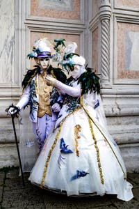 La sfilata dei costumi del Carnevale di Venezia 2026 davanti alla chiesa di San Zaccaria.
