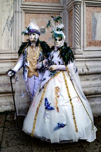 La sfilata dei costumi del Carnevale di Venezia 2026 davanti alla chiesa di San Zaccaria.