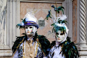 La sfilata dei costumi del Carnevale di Venezia 2026 davanti alla chiesa di San Zaccaria.