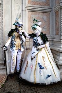 La sfilata dei costumi del Carnevale di Venezia 2026 davanti alla chiesa di San Zaccaria.